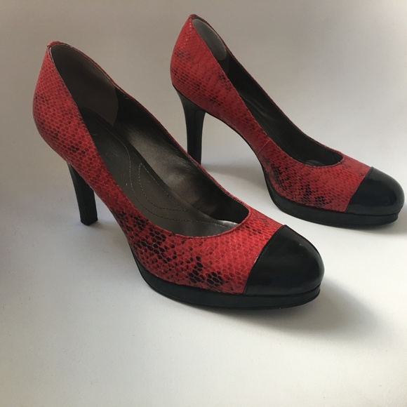 TAHARI Heels ♥️️ - Picture 2 of 8